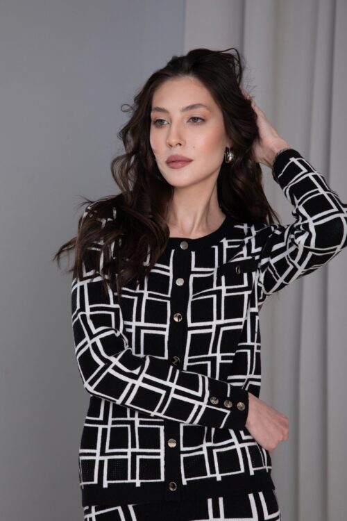 Krátky kardigan s geometrickým vzorom