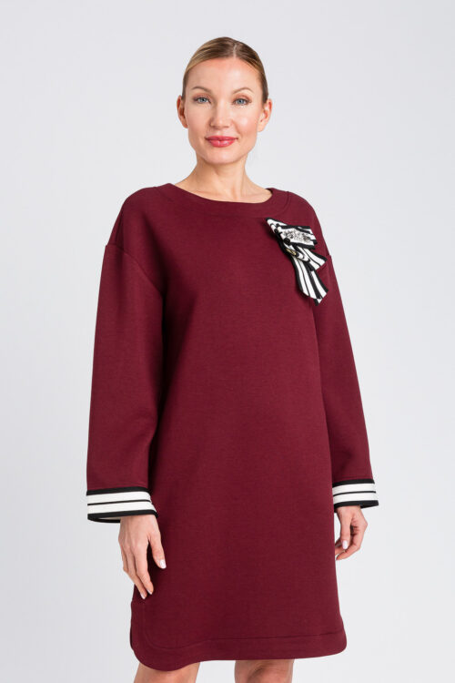 Úpletové šaty s brošňou